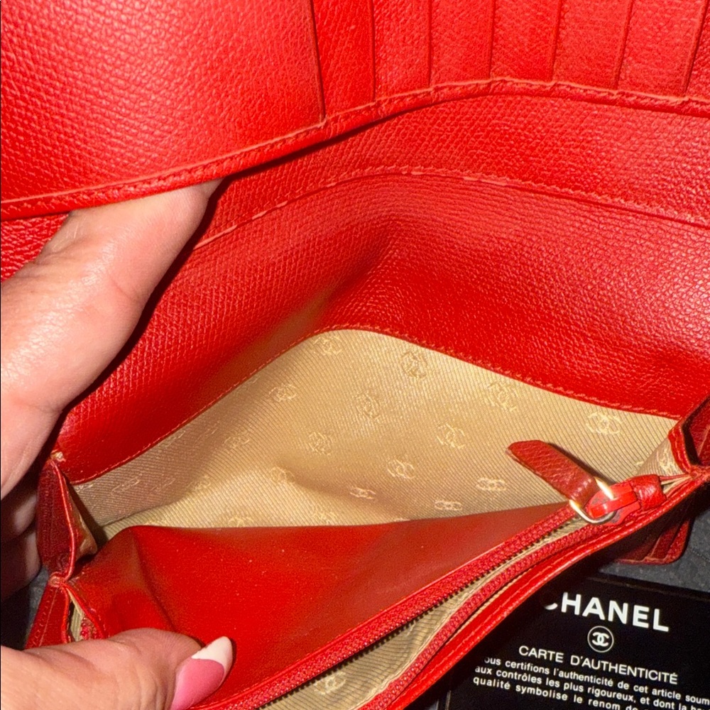 CHANEL Red Wallet - Picture 4 of 9
